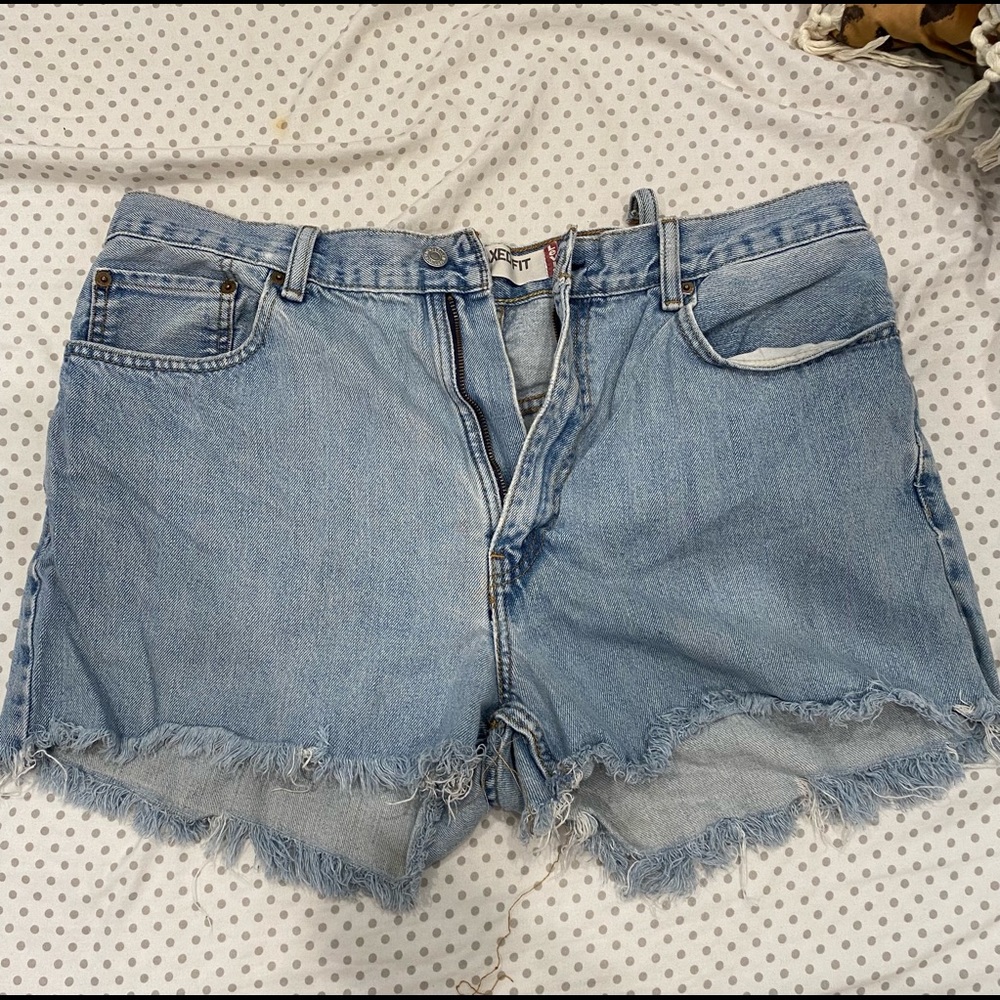 Levi’s 550 distressed cut off shorts